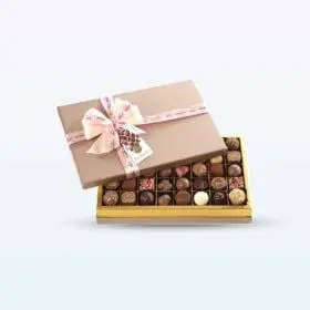 Caixa mista de pralinés Bachmann com laços cor-de-rosa, perfeita para ofereceres.