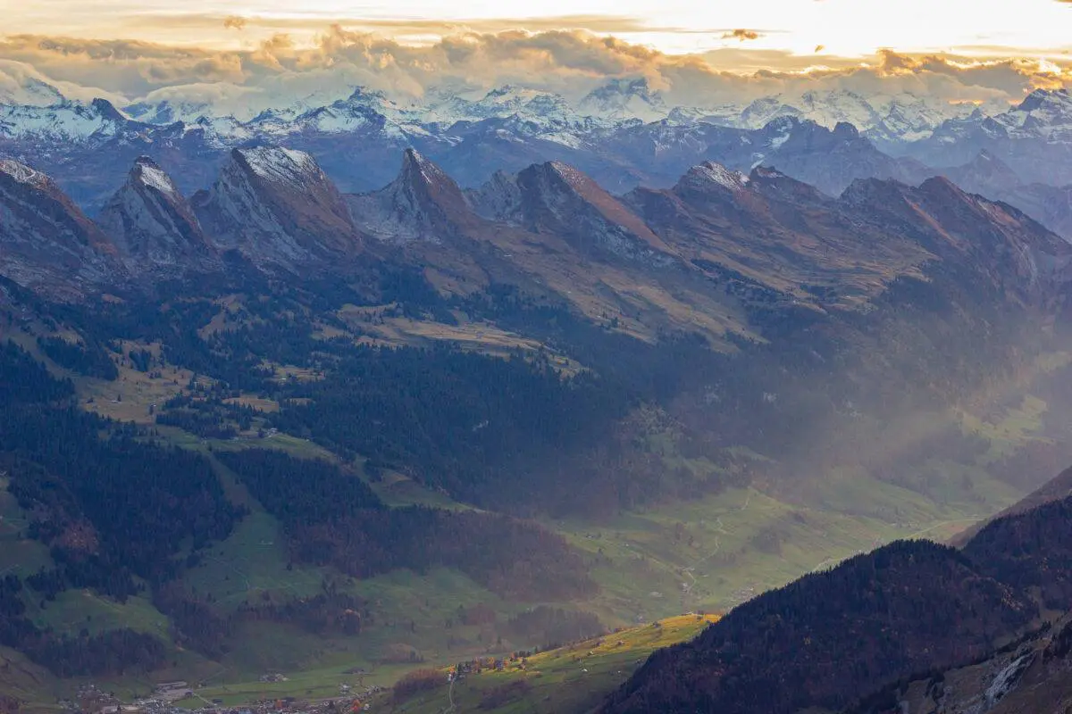 Churfirsten achterkant zonsondergang geschubd