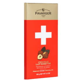 Barra de chocolate de leite Favarger com avelãs, com um desenho da bandeira suíça. O nome da marca é apresentado de forma proeminente. Peso líquido: 100g.