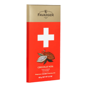 Uma barra de 100g de Favarger Chocolat Noir com uma embalagem temática suíça, com uma cruz branca sobre vermelho e imagens de vagens de cacau.