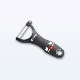 लाल दिल से सजा हुआ काला चाकू बहुत ही सुन्दरता से प्रदर्शित किया गया।