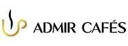 Logo des cafés Admir en relief sur un fond vert luxuriant.