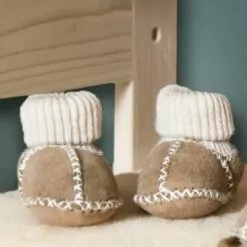 Lammfell-Babyschuhe mit Socken nach innen