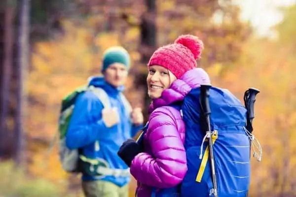 Ein glückliches Wanderpaar aus Mann und Frau geht im PQKFHRS-Maßstab spazieren