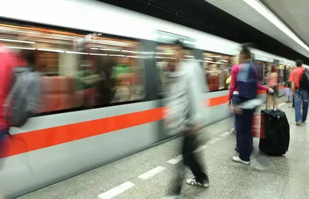 Untergrundmenschen in der U-Bahn P2ME7KC skaliert