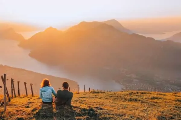 Paar genießt den Sonnenuntergang über dem Luzerner See in der Schweiz U627EMB skaliert