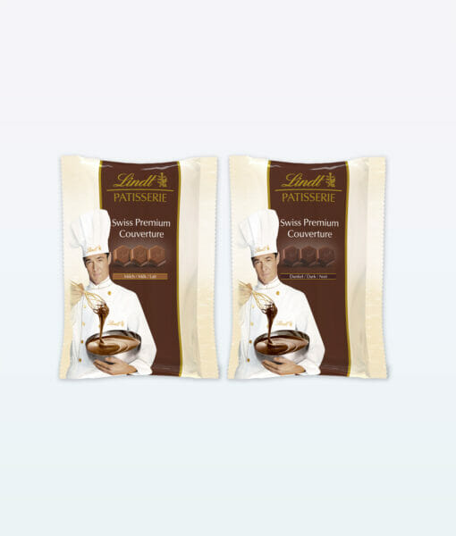 Chef mostrando paquetes de 500 g de cobertura de chocolate premium Lindt Patisserie con cuchara.