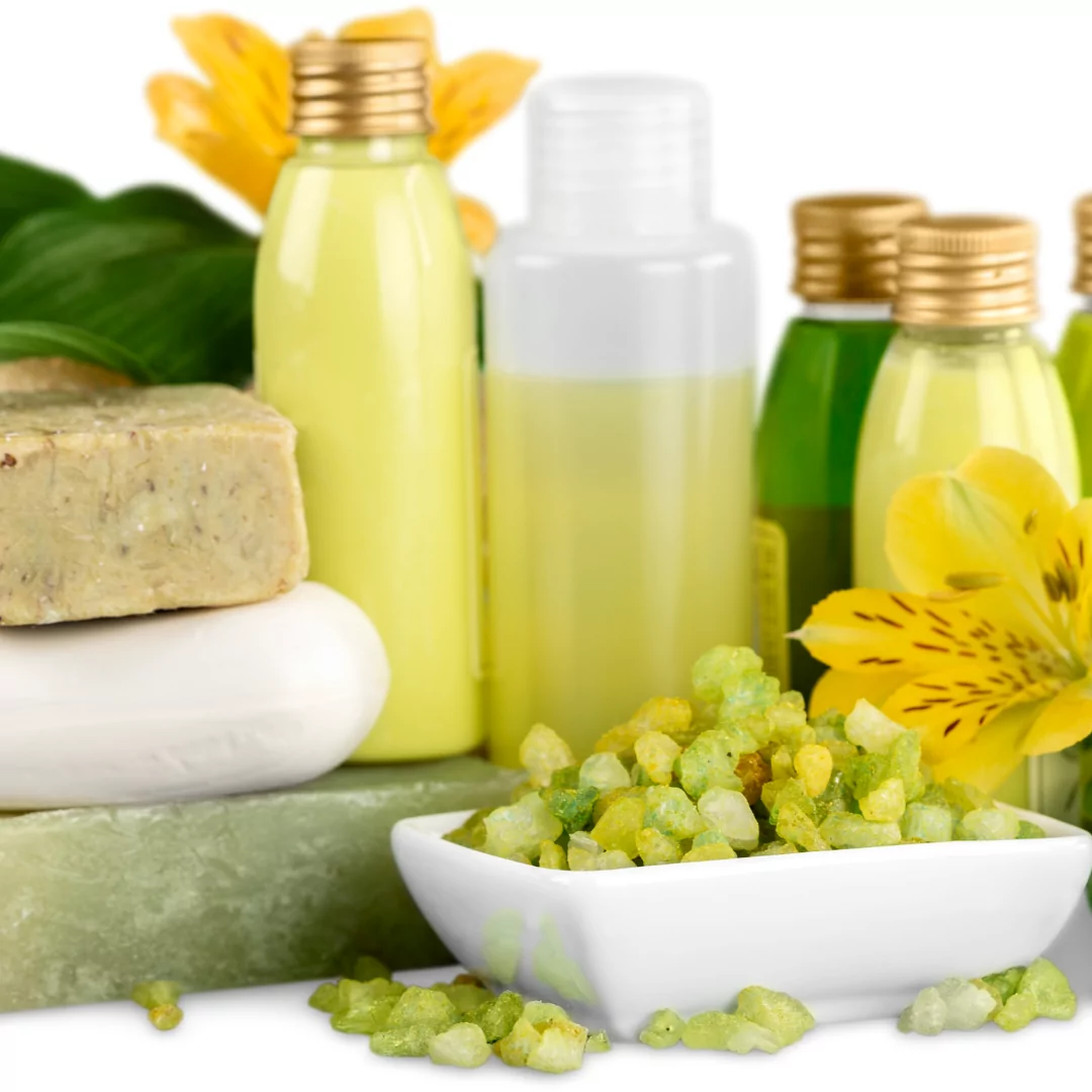 Savons, shampoings et lotions authentiques fabriqués en Suisse sur fond blanc.