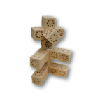 Une pile de blocs magiques en pin suisse RESO Art Edition avec des trous.